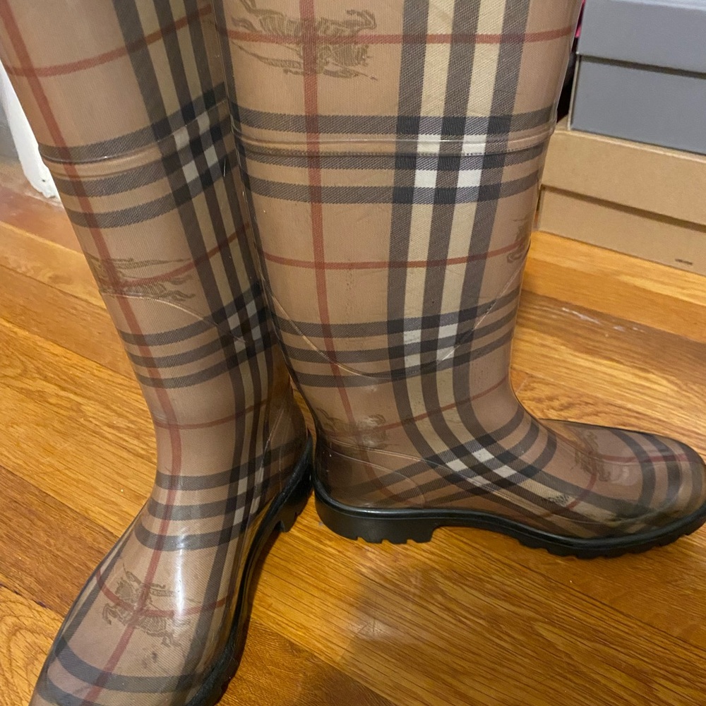Authentic Burberry rain boots in size 6. - Picture 4 of 4